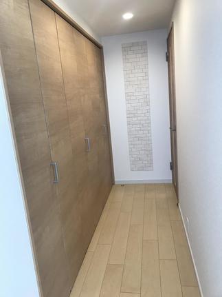 入り口を正面からではなく左に移動して入っていく間取りに変更しました。