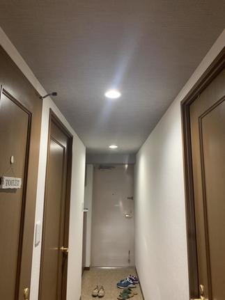 追加工事で玄関までの廊下のクロスも張替ました。統一感あるグレージュの天井です。