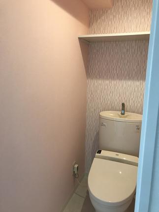 トイレにはピンクの壁紙を同系色のアクセントクロスにて