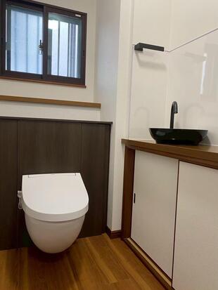 お掃除がしやすくなったトイレと手洗器も新設　～LIXILのフロートトイレで見た目もスタイリッシュ～