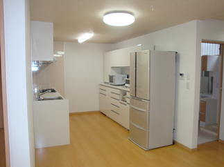 キッチンスペースにも車椅子で入って行け作業もできます。