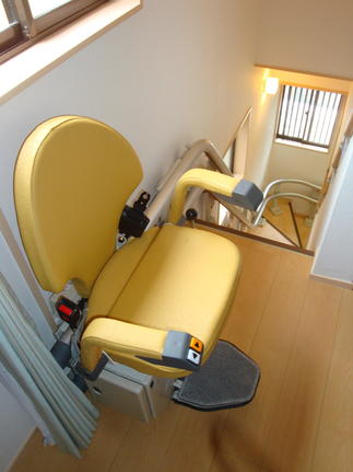 階段も楽々「イス昇降機」　