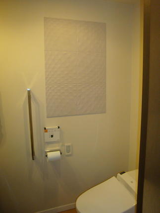エコカラット（空気を美しく整えるインテリア壁材）でトイレ（水周り）空間に心地よさをもたらしてくれます。