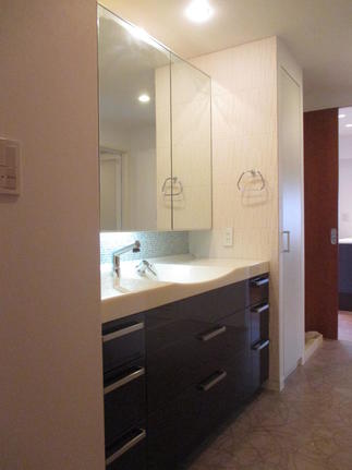 【洗面化粧台】化粧台まわりに華やかさを添えるガラスモザイクタイル