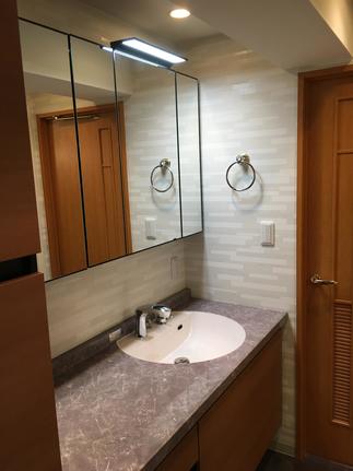 ラグジュアリーな洗面化粧台