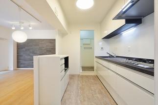 カウンターの材質は、セラミックで色は黒