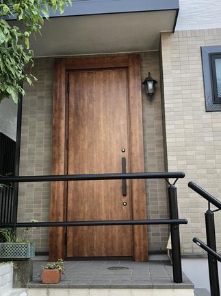 外壁に合わせたお洒落な玄関ドア