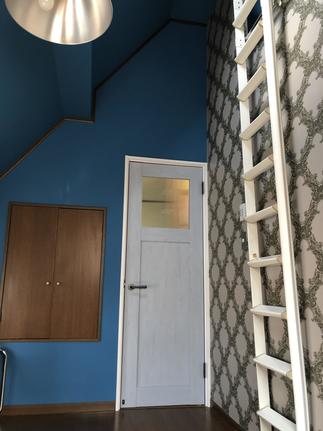 お部屋のクロスに合わせた室内ドアに