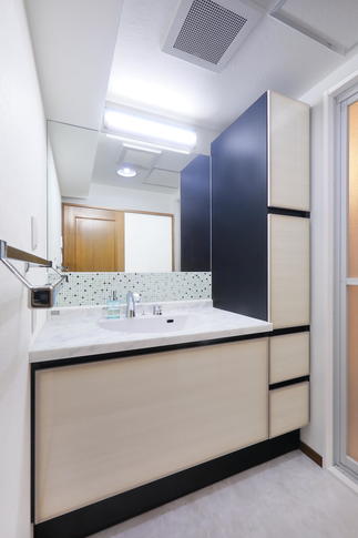 大きな1面鏡と高級感あるモザイクタイル