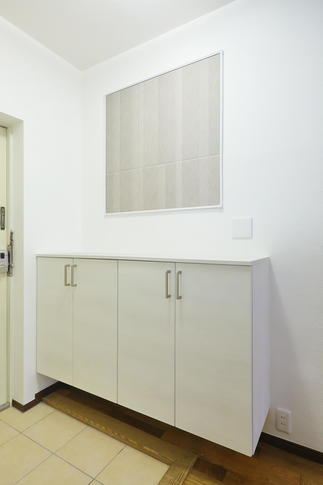 玄関収納もすっきりと。アクセントに調湿建材エコカラットを。