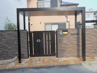 ◆お客様をお招きする屋根付きの門廻りです。◆
