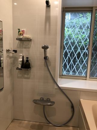 ～窓を活かしスッキリとした浴室～