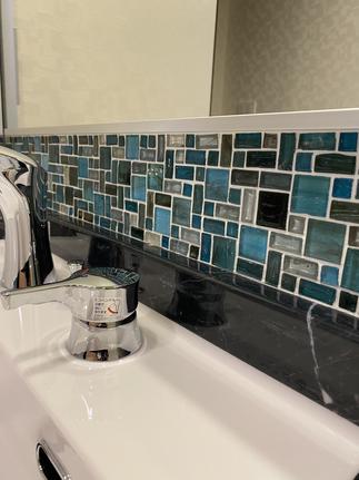 ～ガラスモザイクタイルと洗面化粧台～