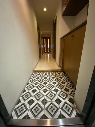 ～イタリアの家具装飾をモチーフにしたタイル張り～