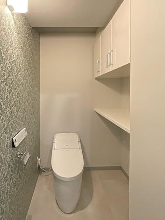 アクセントクロスが映える、LIXILサティスのトイレルーム