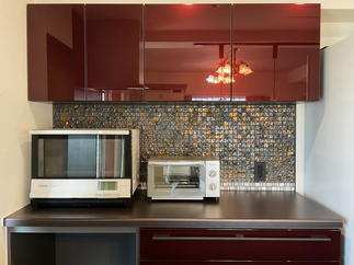 メタリックなモザイクタイルが目を引く奥行き65cmのカウンター収納　LIXILリシェルSI