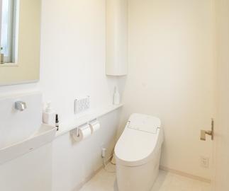 ホワイトで統一されたトイレ空間