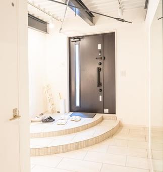 Rの框が印象的な玄関