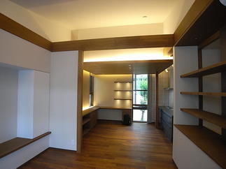 光の演出が空間をエレガントに。収納もたっぷりなリビングルーム