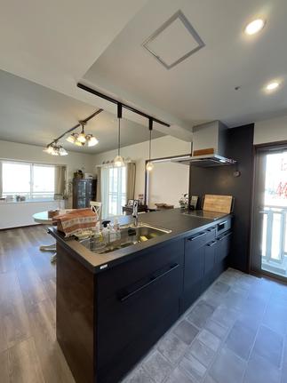 LIXILリシェルSIのセラミックカウンターのキッチン。奥行き97cmでお料理も配膳もスムーズで美観もGOOD！。