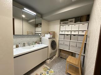 LIXILルミシスのモザイクタイルがシックな印象の洗面室