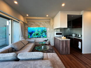 壁掛けTV＋石目タイル＋間接照明でLDKが 驚きのホテルライク空間に✨