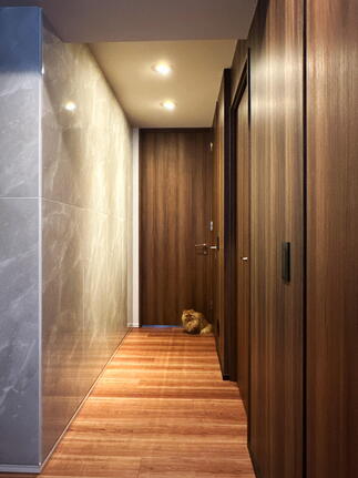 廊下も洗練されたデザインに