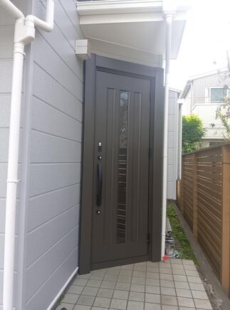 開閉がスムーズな新しい玄関ドアへ