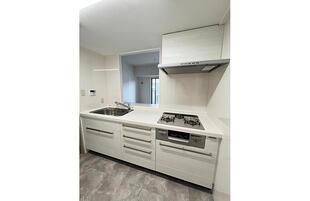 自然の光がいっぱい入る明るいキッチン