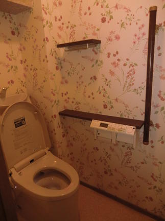 花柄のクロスが素敵なトイレです
