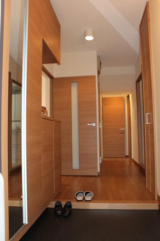 建具・玄関収納・床。デザインが統一された明るい空間へ。