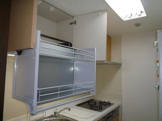 吊り戸棚には使い勝手を考え昇降式を選択