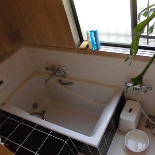 鎌倉市　M様邸　「足を延ばして入りたい」というご希望で、縦長の浴室に長めの浴槽を据え付け。背もたれ形状でくつろげるうえ、以前より水量も少なくすむ浴室に。