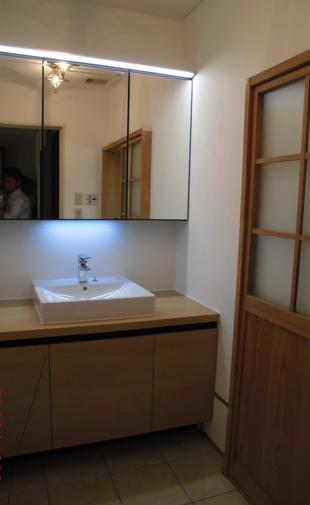 鎌倉市　M様邸　長身のためとても低く感じていた洗面化粧台。約10センチ高くし、デザインもホテル風で快適に。