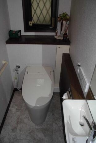 鎌倉市  F様邸　タンクレスで広くなった空間に手洗い器。リクシル手洗い付きトイレ「サティスSリトイレ」。