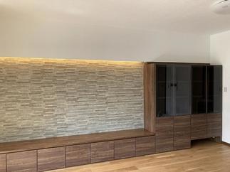 壁面収納とエコカラットを間接照明でお洒落に演出