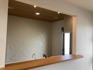 白いカウンターを木目柄に