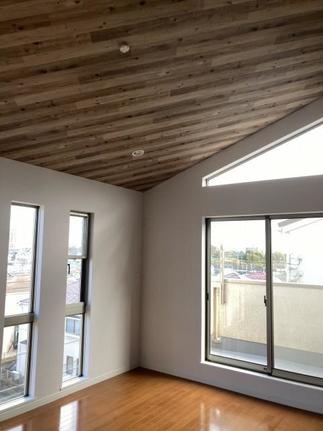 傾斜天井に斜めの木目柄を。