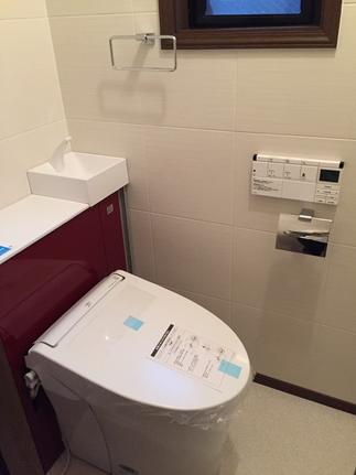 リフォレ：狭い空間だからこそおすすめしたいトイレ！タンク収納型トイレなのでトイレ横の狭い空間も楽々お掃除ができます。また、タンクの横のスペースも無駄にしない！トイレットペーパーや、掃除道具も入る収納になっています。小さいながらもしっかり洗える手洗い付きで、とにかくスペースを無駄にしたくない方にオススメです☆