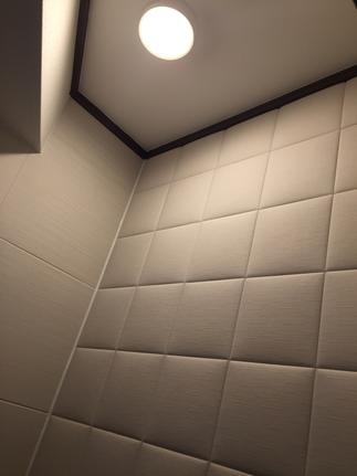 エコカラットプラス(シルクリーネ)エコカラット(クシーノ)：水がハネてしまいそうな面にはエコカラットプラス(シルクリーネ)を・・・座った前の面には、貼るとキルティングの様に見えるエコカラット(クシーノ)を・・・全面タイル貼りにすると冷たく硬いイメージになりやすいですが、クシーノを貼ることで暖かみを演出しています。