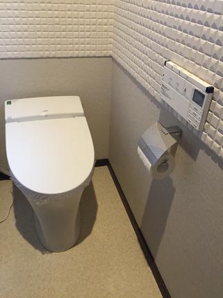 サティスＳ　エコカラット(シェイリー)：宝石のように当たっている照明の角度で印象が変わる、凸凹した加工がされているシャイリーを使用しました。手洗いの水はねが気になる前の壁から、帯状にぐるっとエコカラットを貼ることでアクセントになり、一気に引き締まった空間になりました。