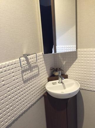 コーナー手洗いキャビネット　ミラーキャビネット：収納力抜群のコーナーキャビネット。お店にありそうなとってもお洒落な手洗いです。陶器の丸いボウルが照明によって光ることで、空間に高級感をプラスしています。