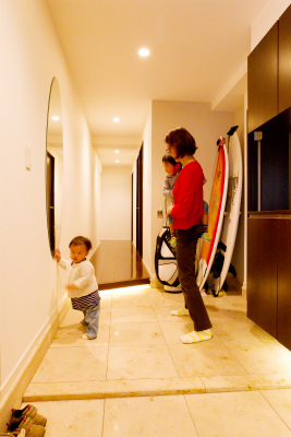 ゆったりスペースの玄関ホール。