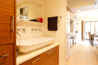 別注の洗面台は家族2人で使用できるゆったりサイズ。