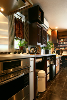 2人で料理しても十分な広さのキッチンスペース。コンロやオーブンはシンクとは切り離して背面に設置しました。