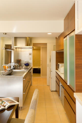 忙しい子育て世代向けにキッチン⇔洗濯機⇔浴室と家事をしながら お子さまに目が届きます。