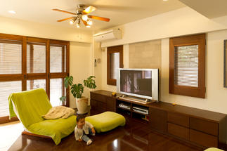 木のぬくもりに包まれたリビング。カーテンを使わなくてもよい木製ルバーの建具を使用。