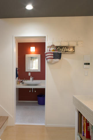 キッチンのすぐ隣に洗面室を置く間取りに。奥様「仕事から帰ってきて、料理しながら洗濯できて便利です。」