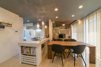 キッチンで作業すると、リビングの先のウットデッキまで見渡せます。キッチン部分のみ床をタイル張りにして、水汚れなどにも強く。