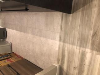 キッチン部 床材『ナチュラルクレイ調』、ダイニング部 床材『グレージュエルム』